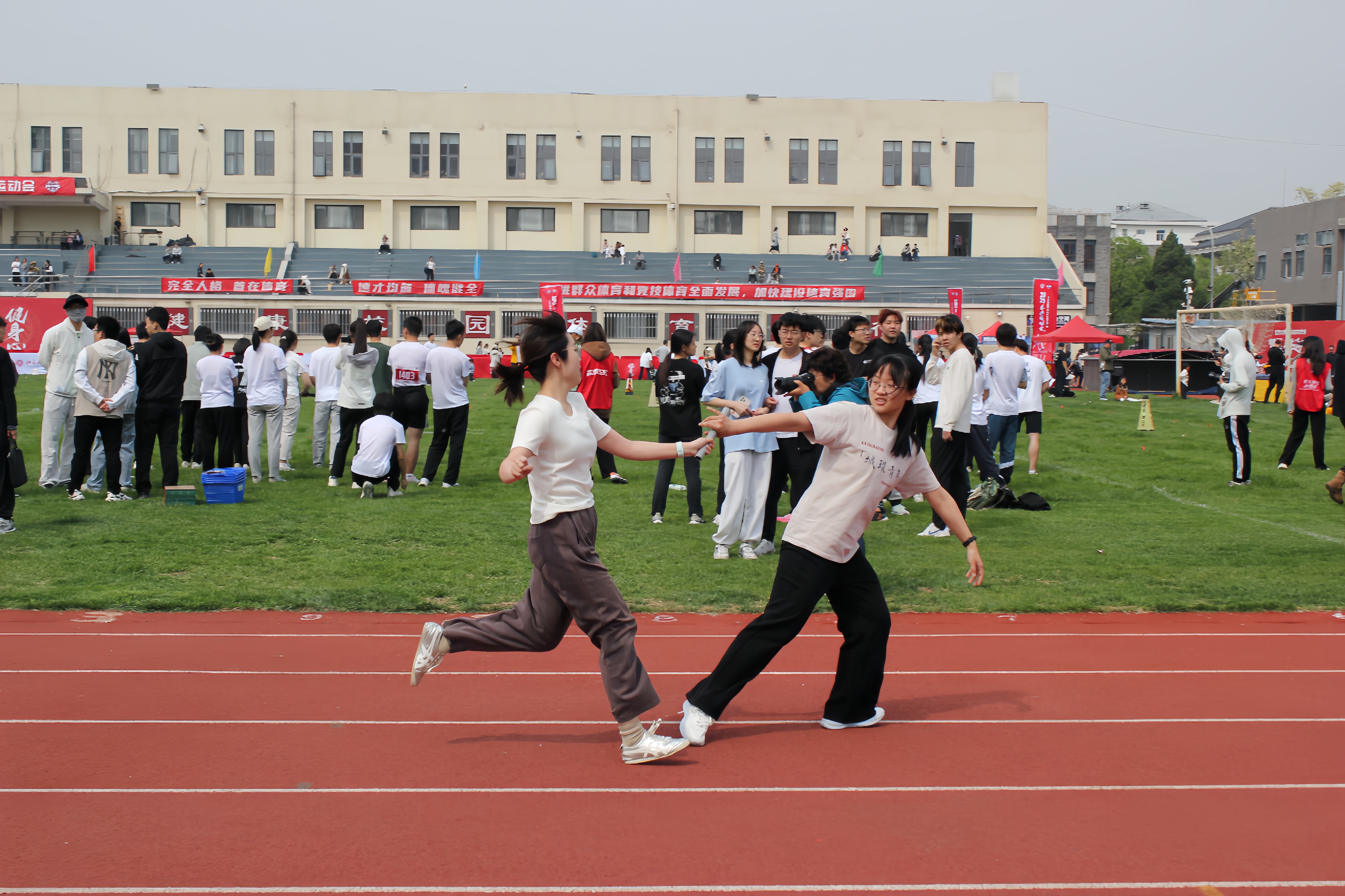 1f4260f3e1be405fac8ff25973110550.jpg 图7 女子A组4x100.jpg